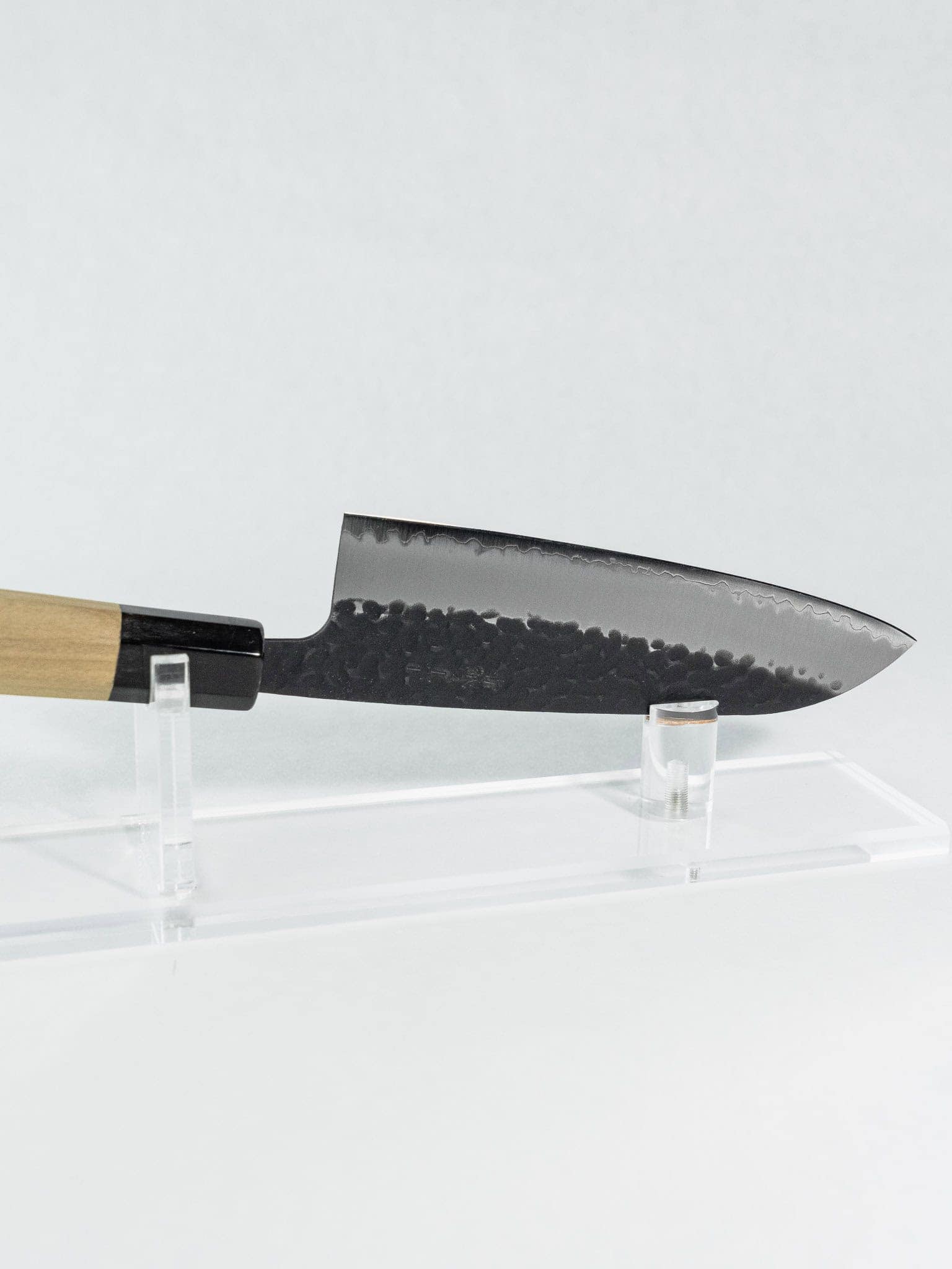 Hand-hammered tsuchime texture improving food release