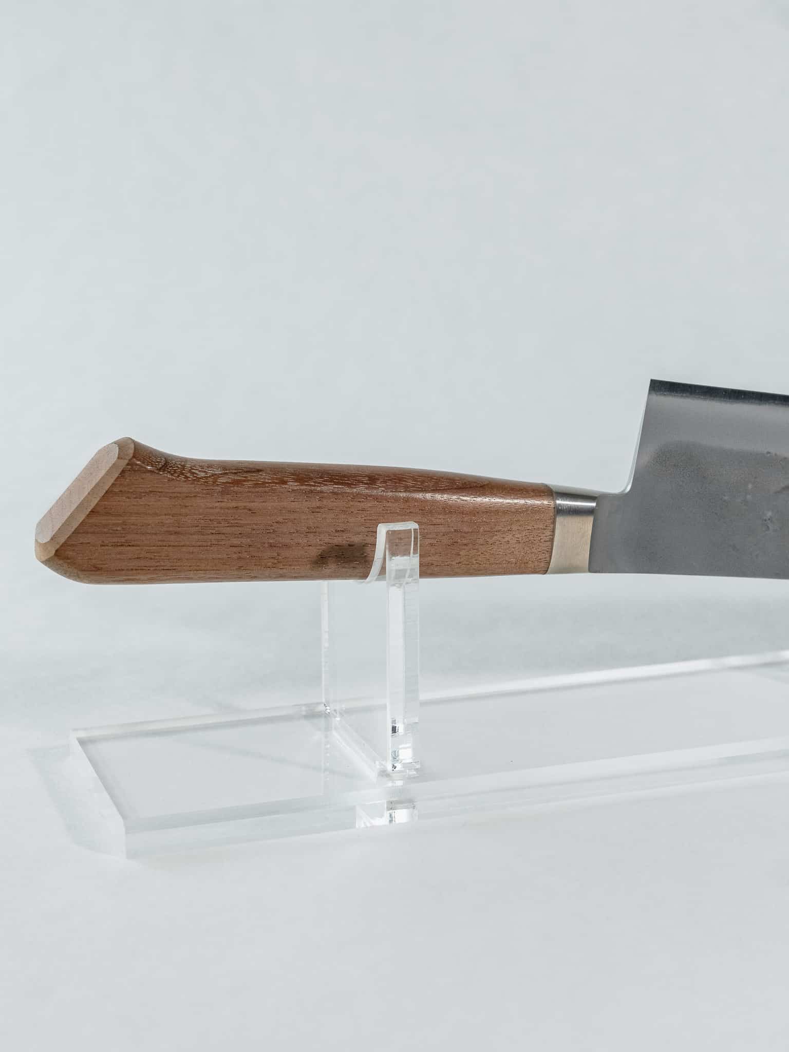Balanced walnut Western handle design for comfortable grip