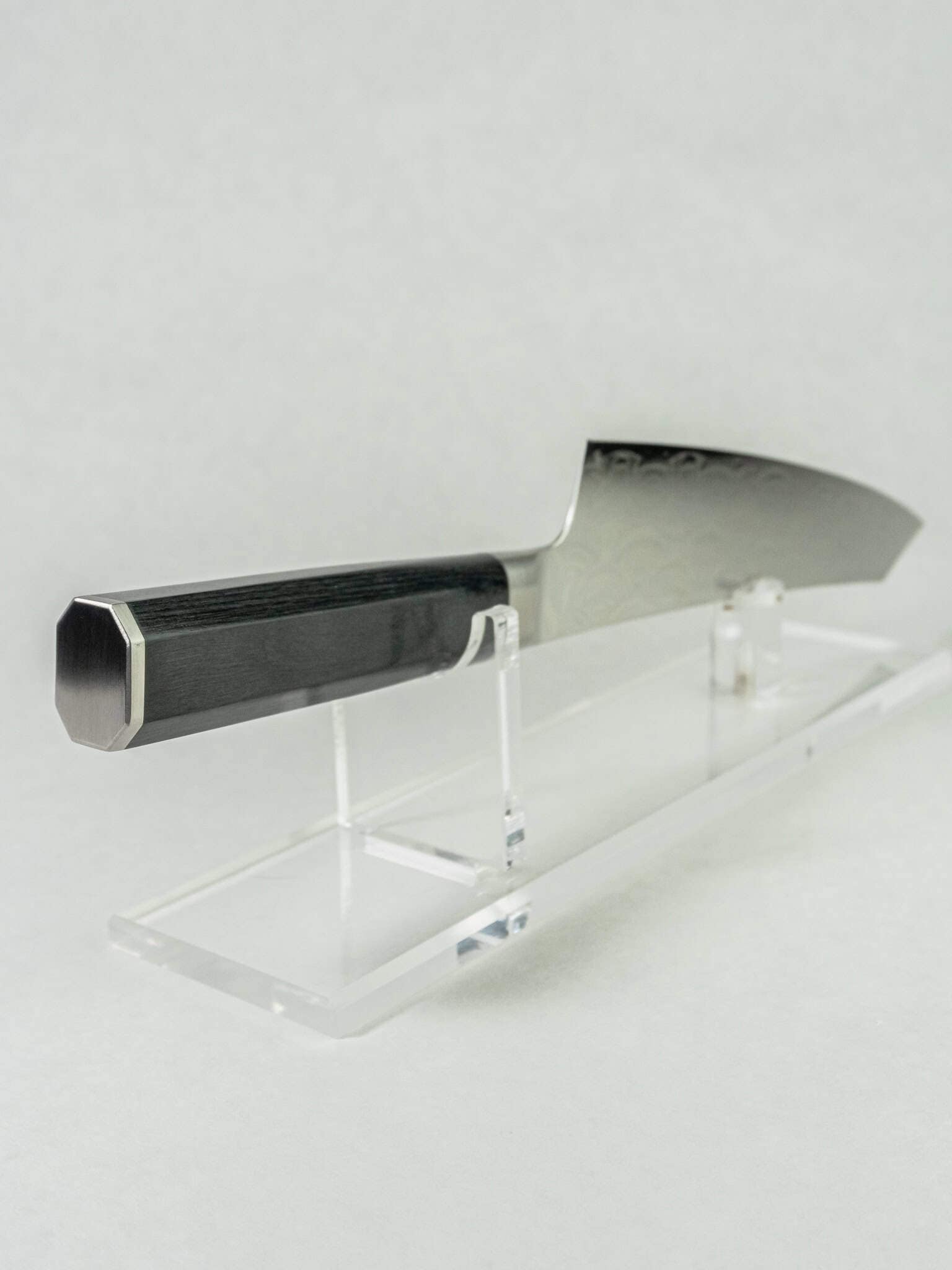 Black pakka wood handle with integral bolster on the Grand Chef Series Kengata.