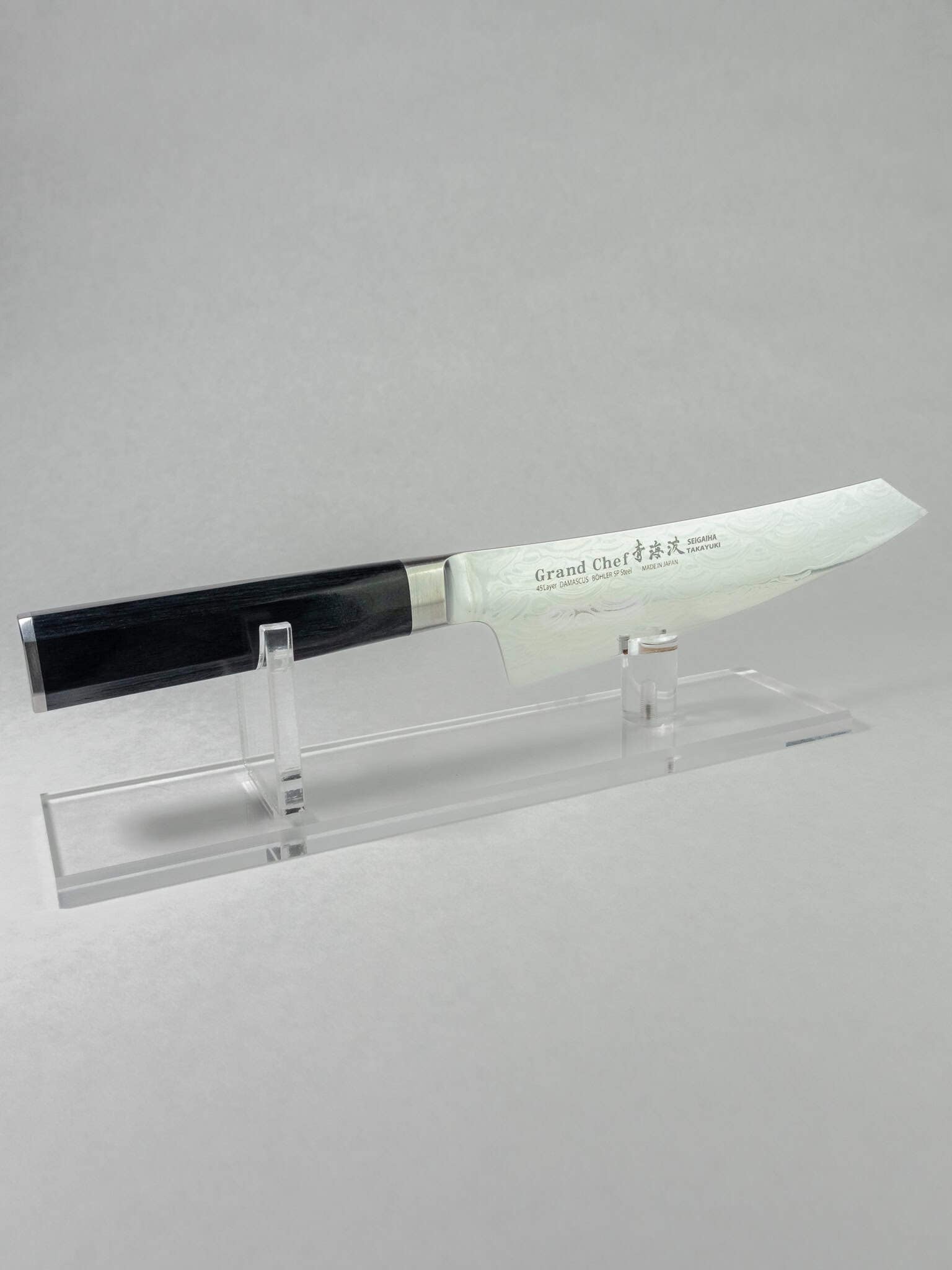 Smooth handle to blade transition on Japanese Kengata knife for precise grip.