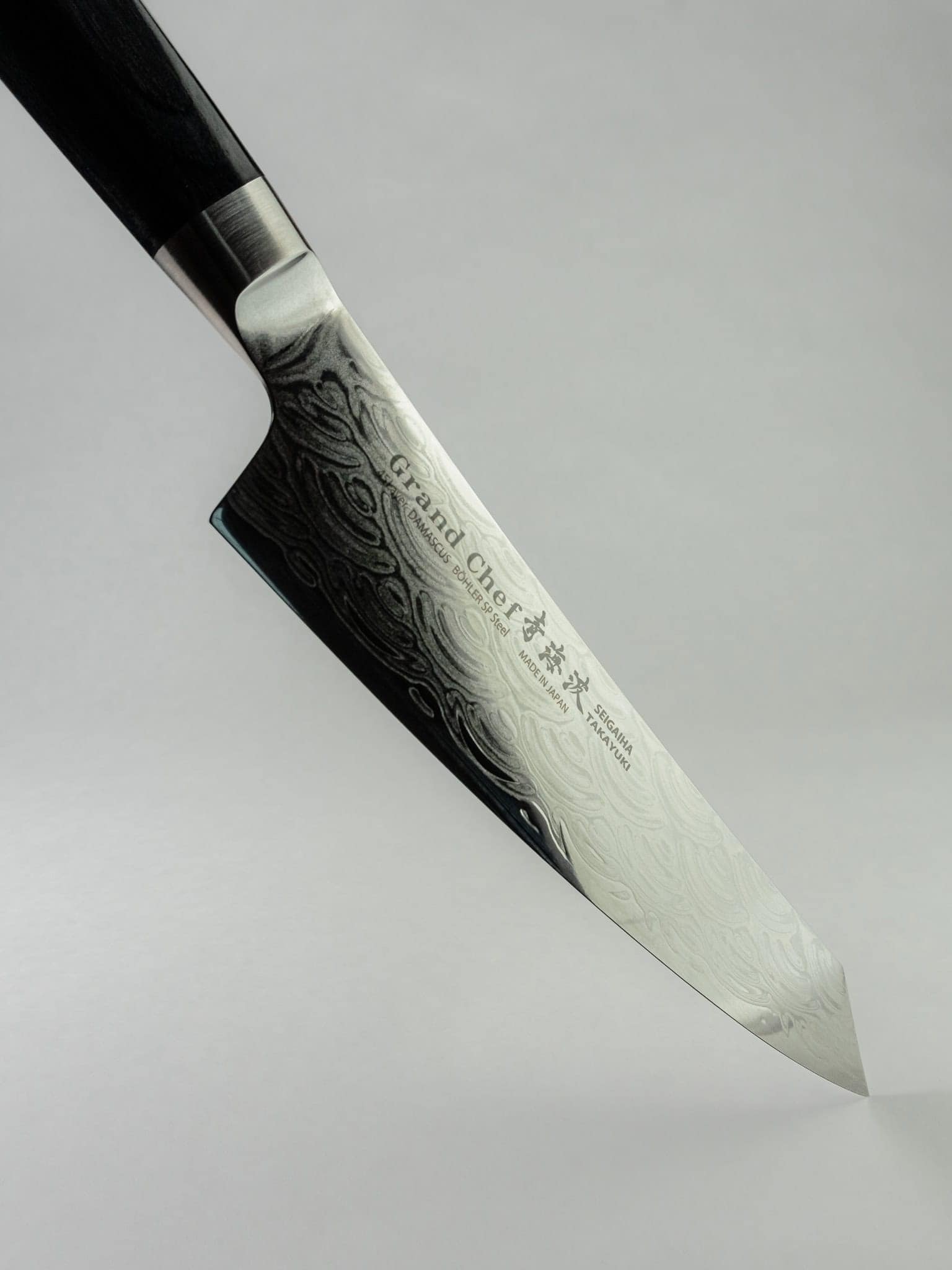 Close up of the intricate Seigaiha wave Damascus pattern on Kengata knife.
