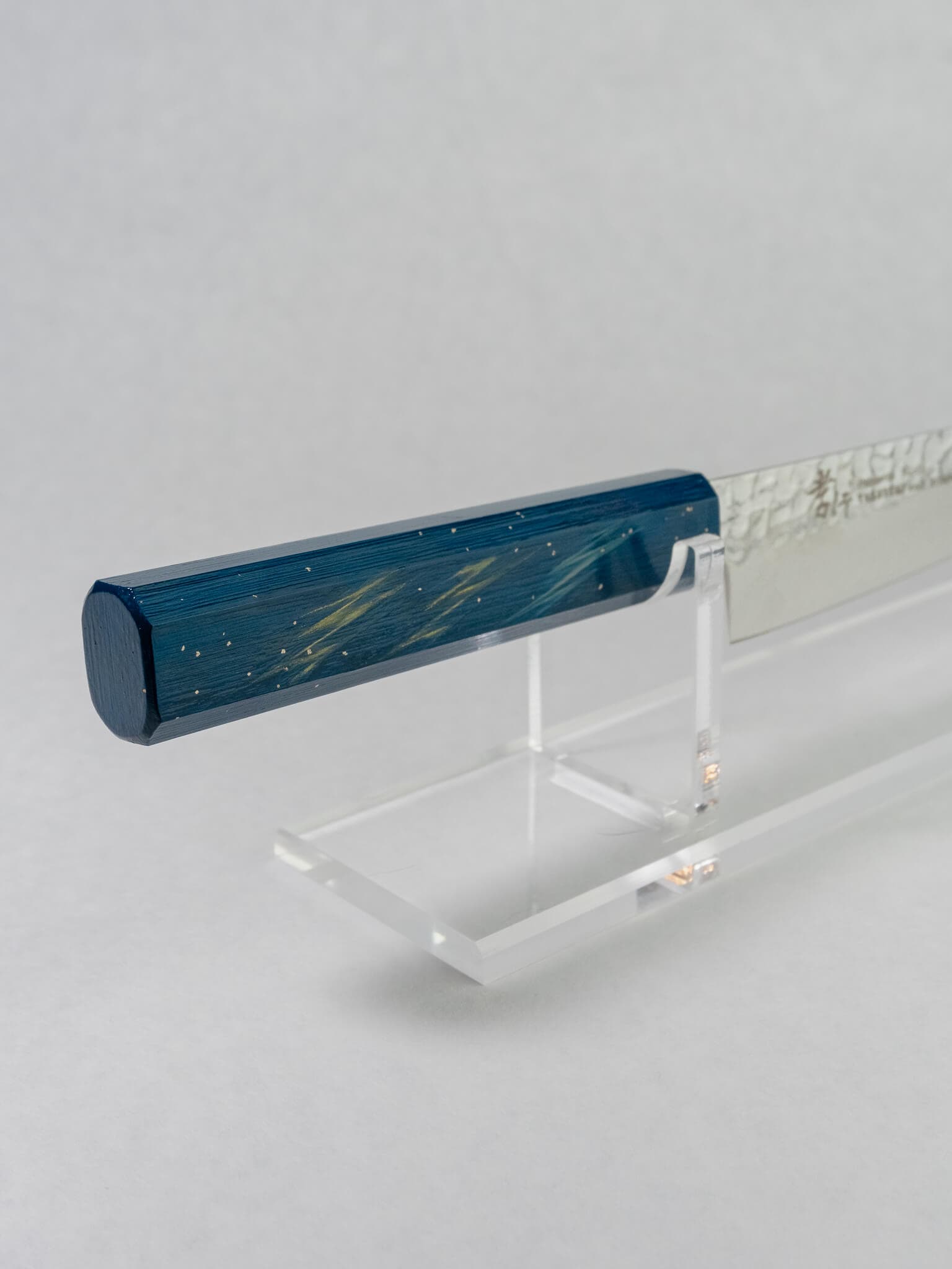 End view of blue and gold hand painted, lacquered octagonal handle of the Saiseki Sujihiki knife.