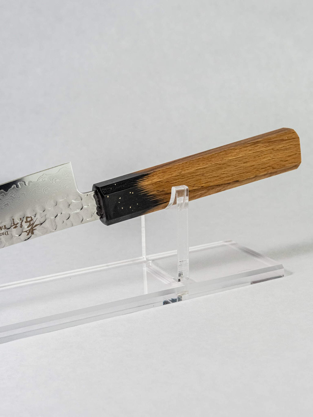 Black-and-gold transition detail on lacquered handle
