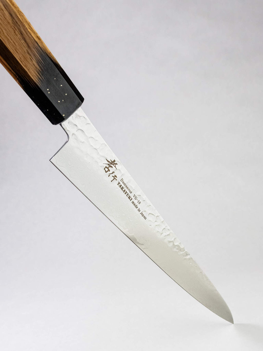 Long slicing knife profile and sharp tip designed for clean cuts