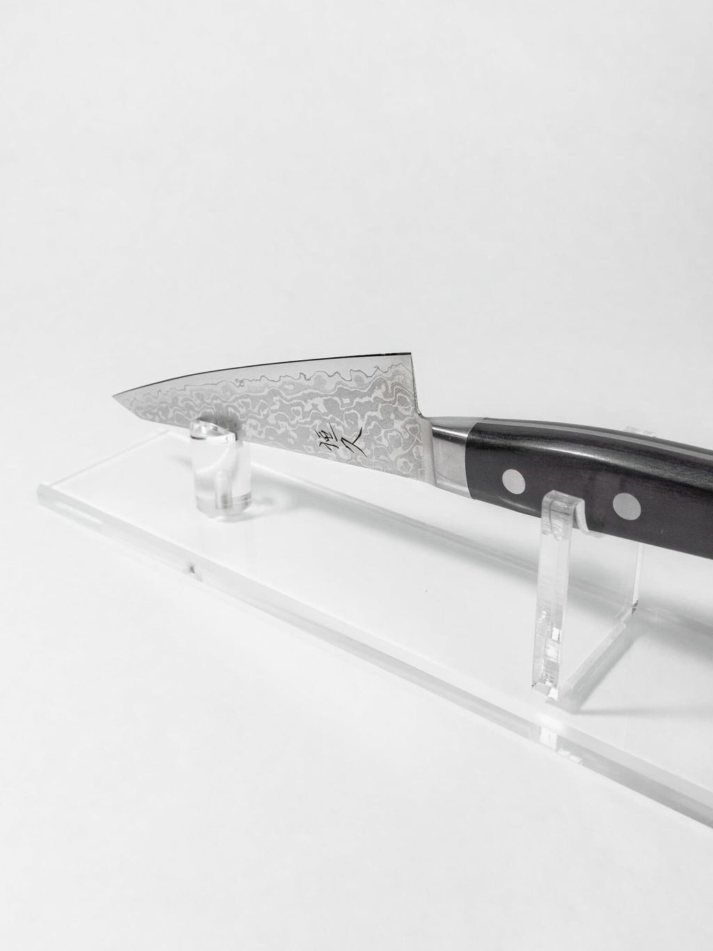 Balanced Honesuki knife grip and control view