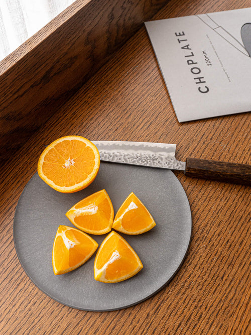 CHOPLATE M size cutting board plate measuring 220mm, designed for both food prep, cutting, and serving.