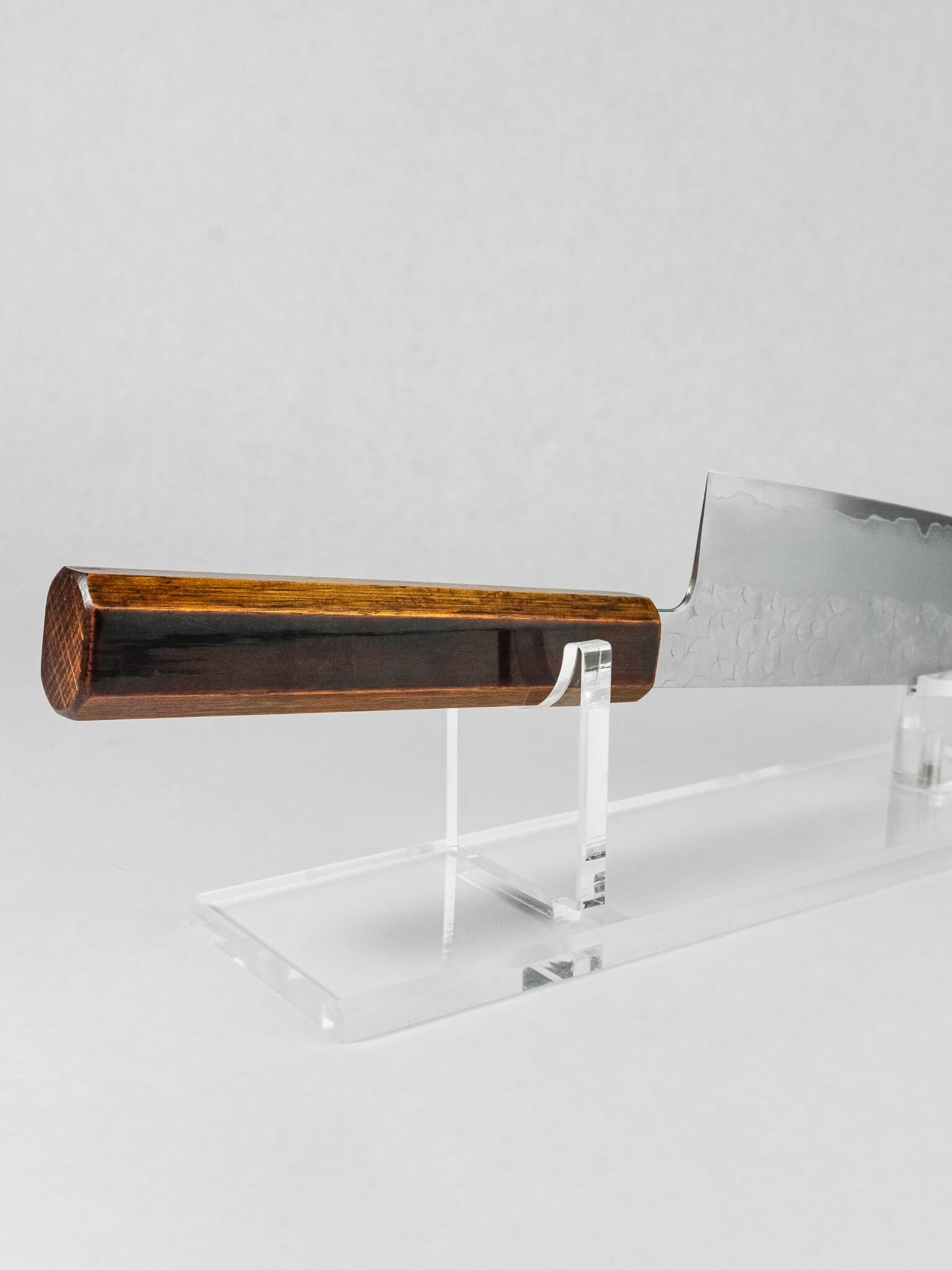 Urushi-lacquered oak handle offering comfort and balance