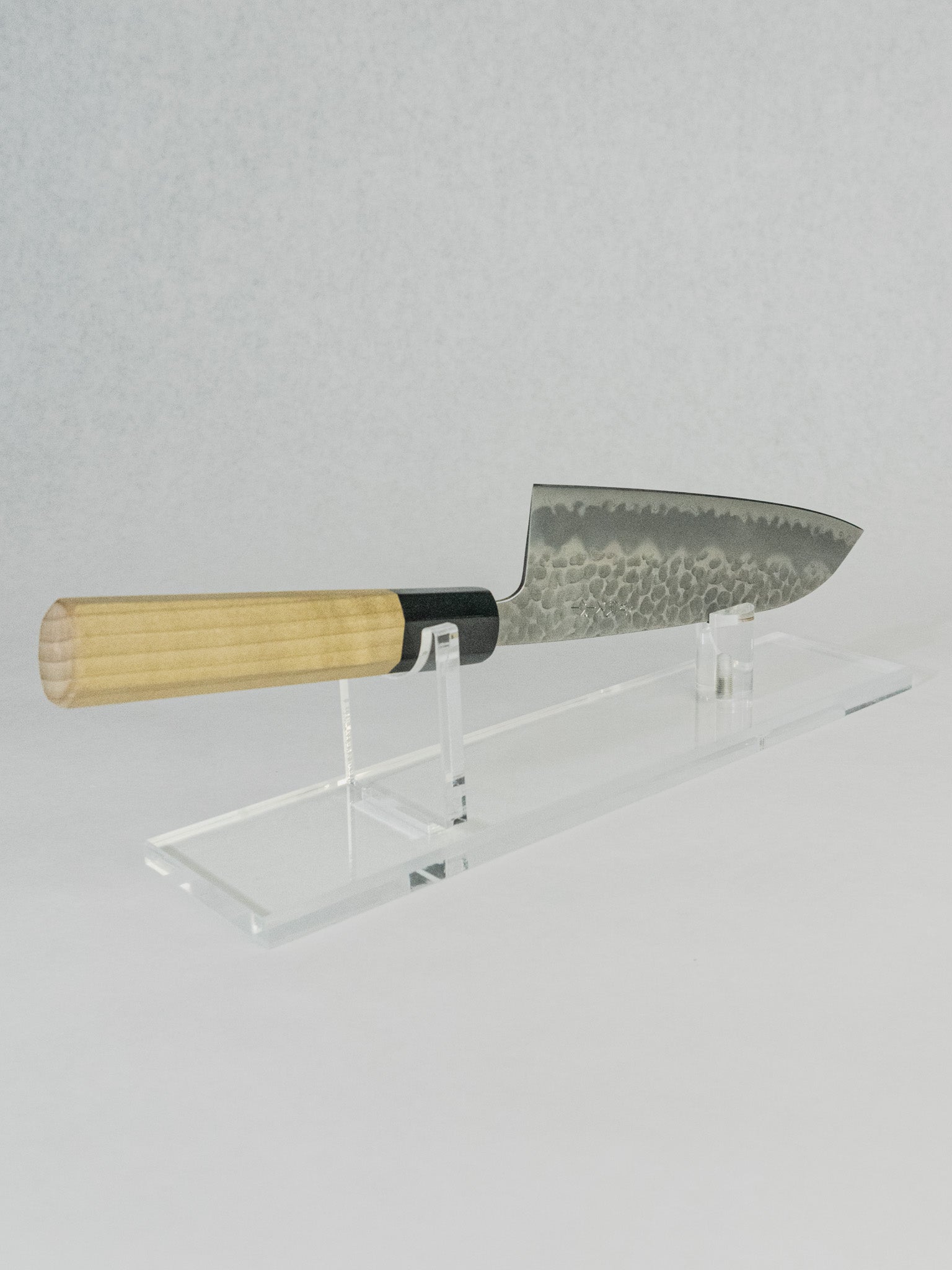 Side profile of OUL 180mm Santoku showing compact proportions and broad blade shape for efficient cutting.