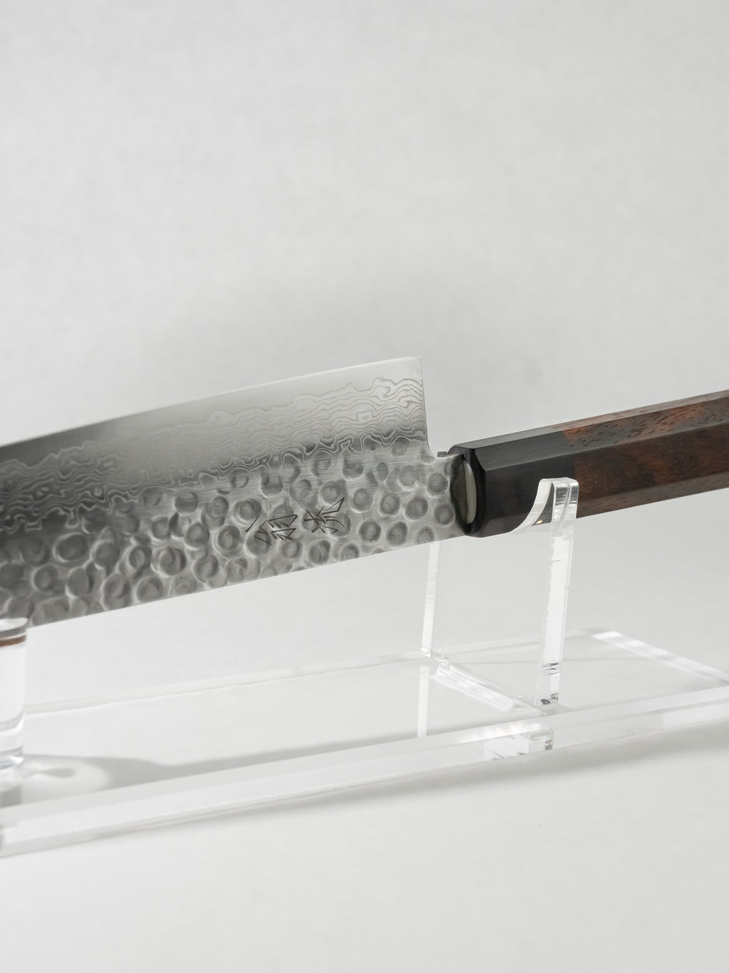 Detail of hand-hammered tsuchime texture highlighting layered Damascus pattern and refined craftsmanship.