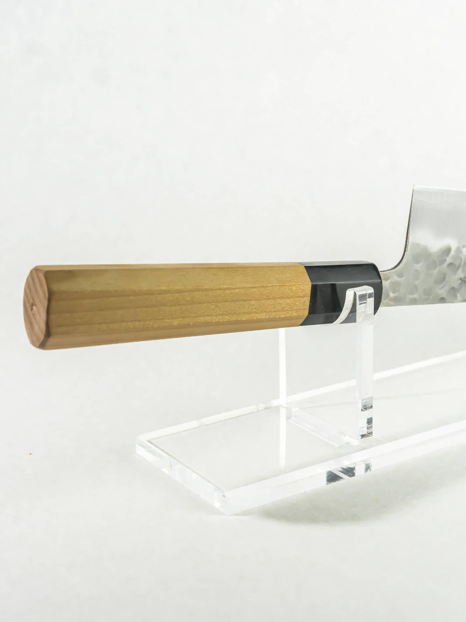 Close-up of octagonal magnolia handle with buffalo horn ferrule for ergonomic, front-balanced grip.
