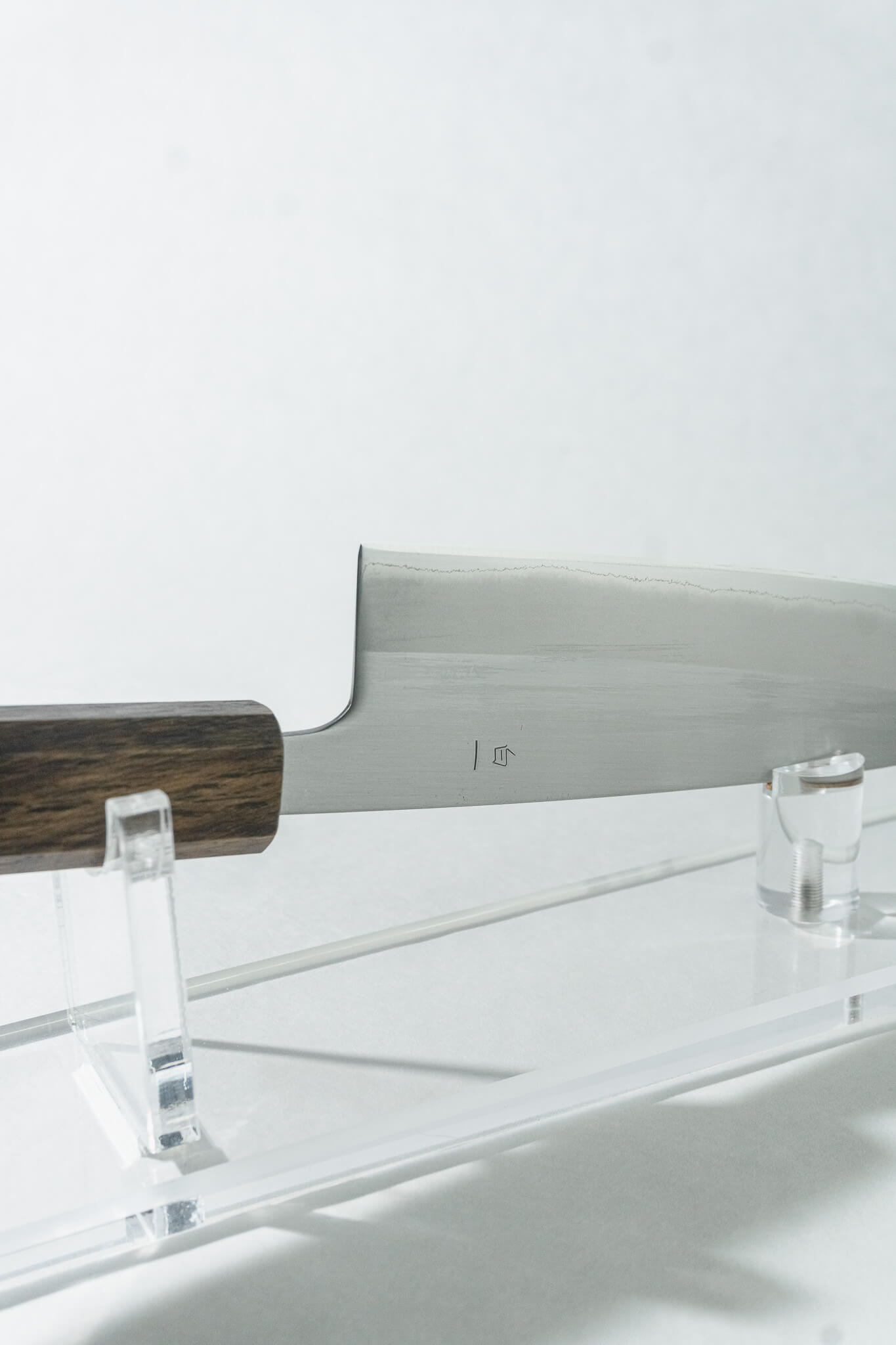 OUL Santoku knife edge close-up emphasizing fine grain White #1 steel for precision cutting