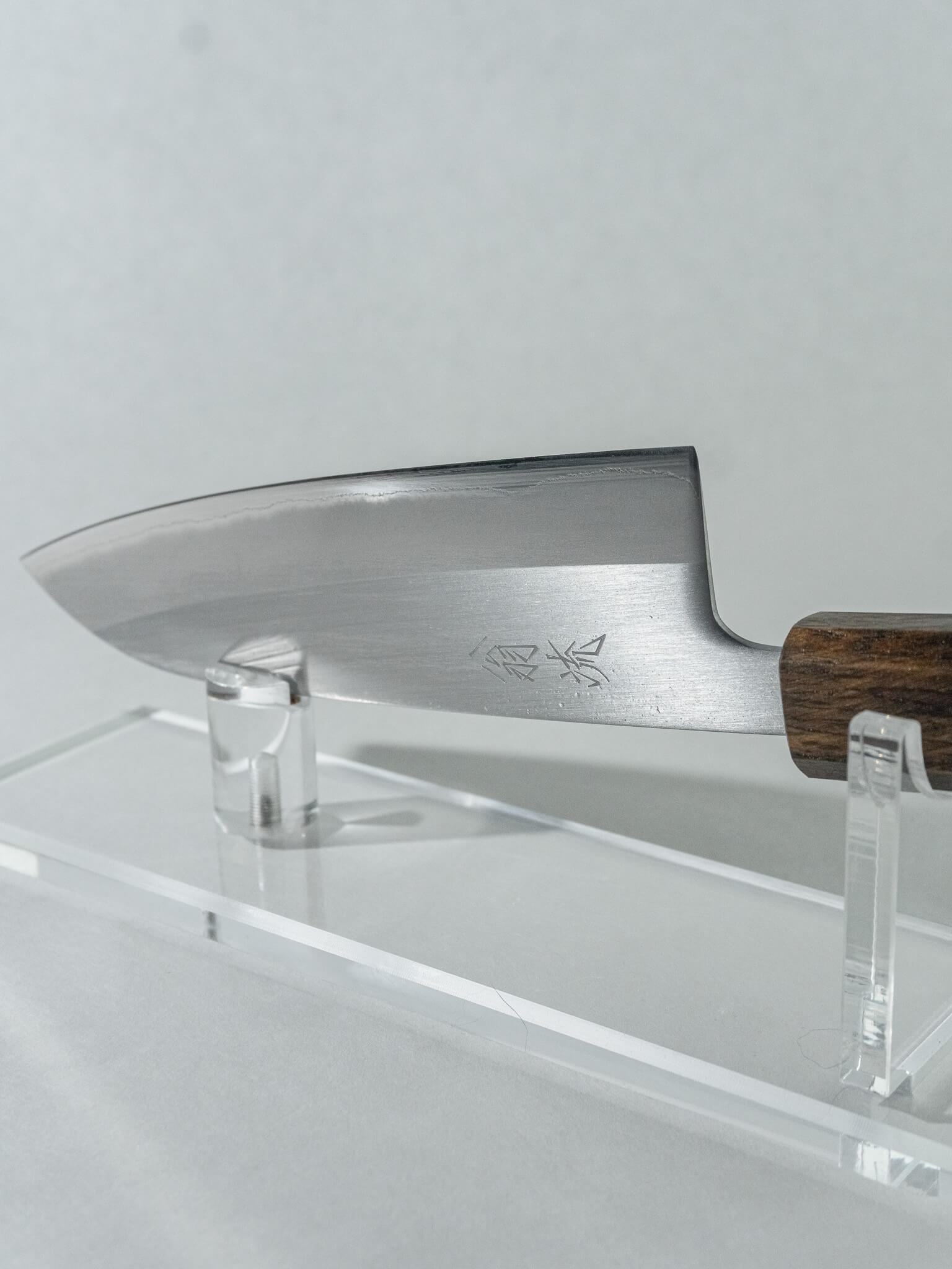 Side profile of OUL Santoku knife highlighting blade geometry, kasumi polish, and handle design.