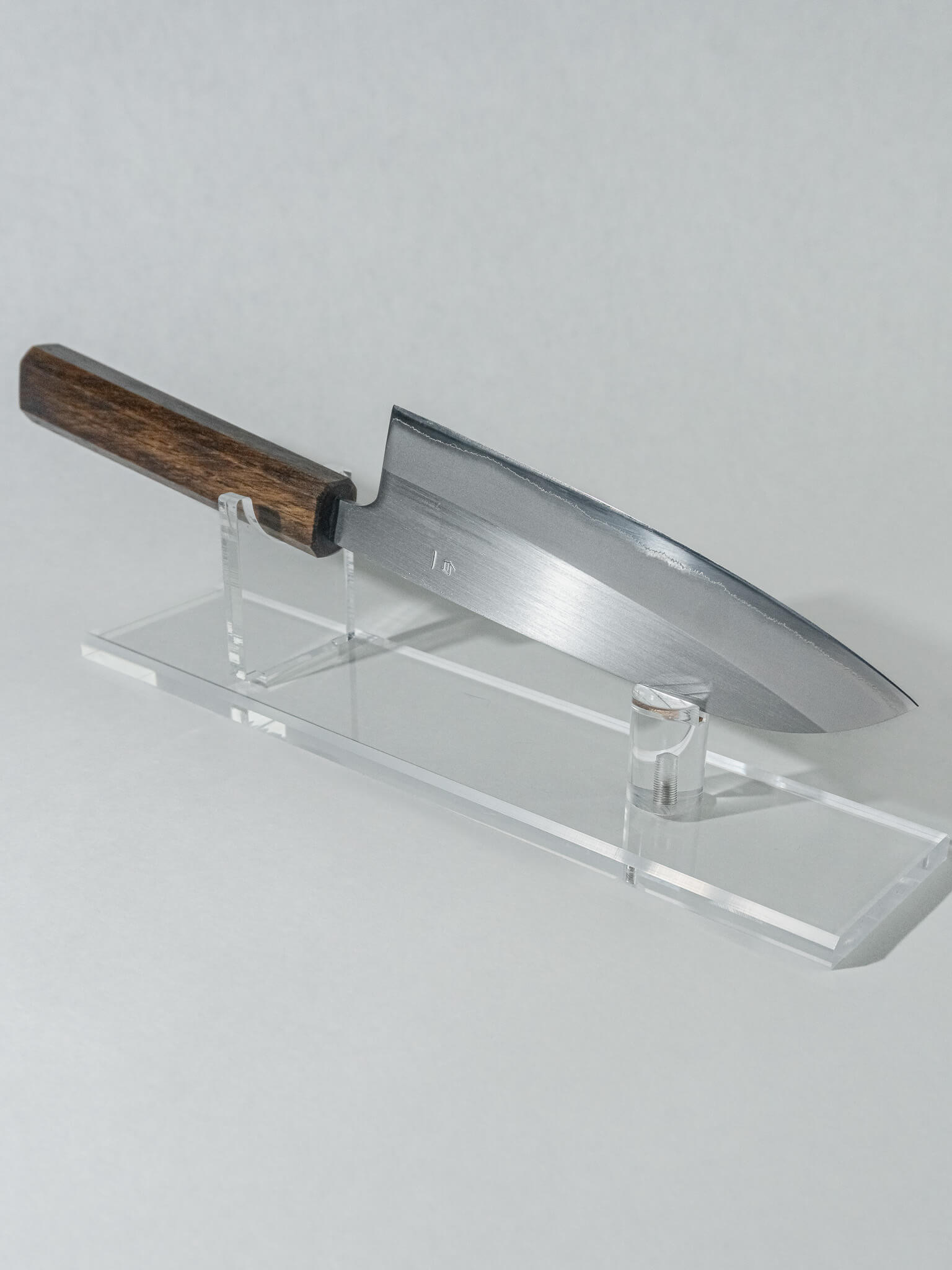 OUL 165mm Santoku knife with White #1 (Shirogami #1) steel core, kasumi finish, and octagonal darkened oak handle.
