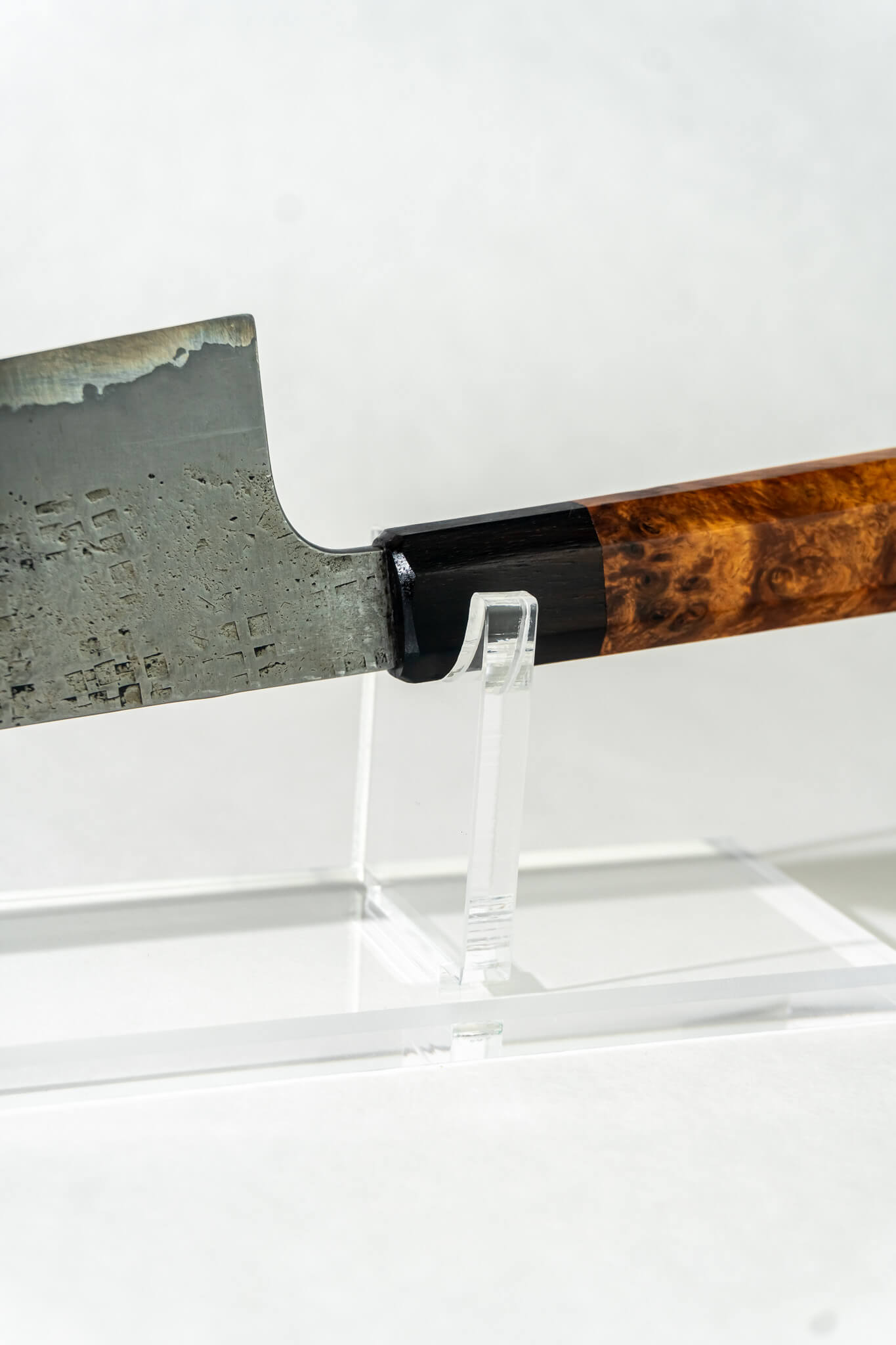 Pisau Dapur 230mm gyuto knife featuring a sharp tip, distinctive square hammering, and a functional choil for precise control. Perfect for professional chefs and home cooks seeking a durable, high-performance kitchen knife