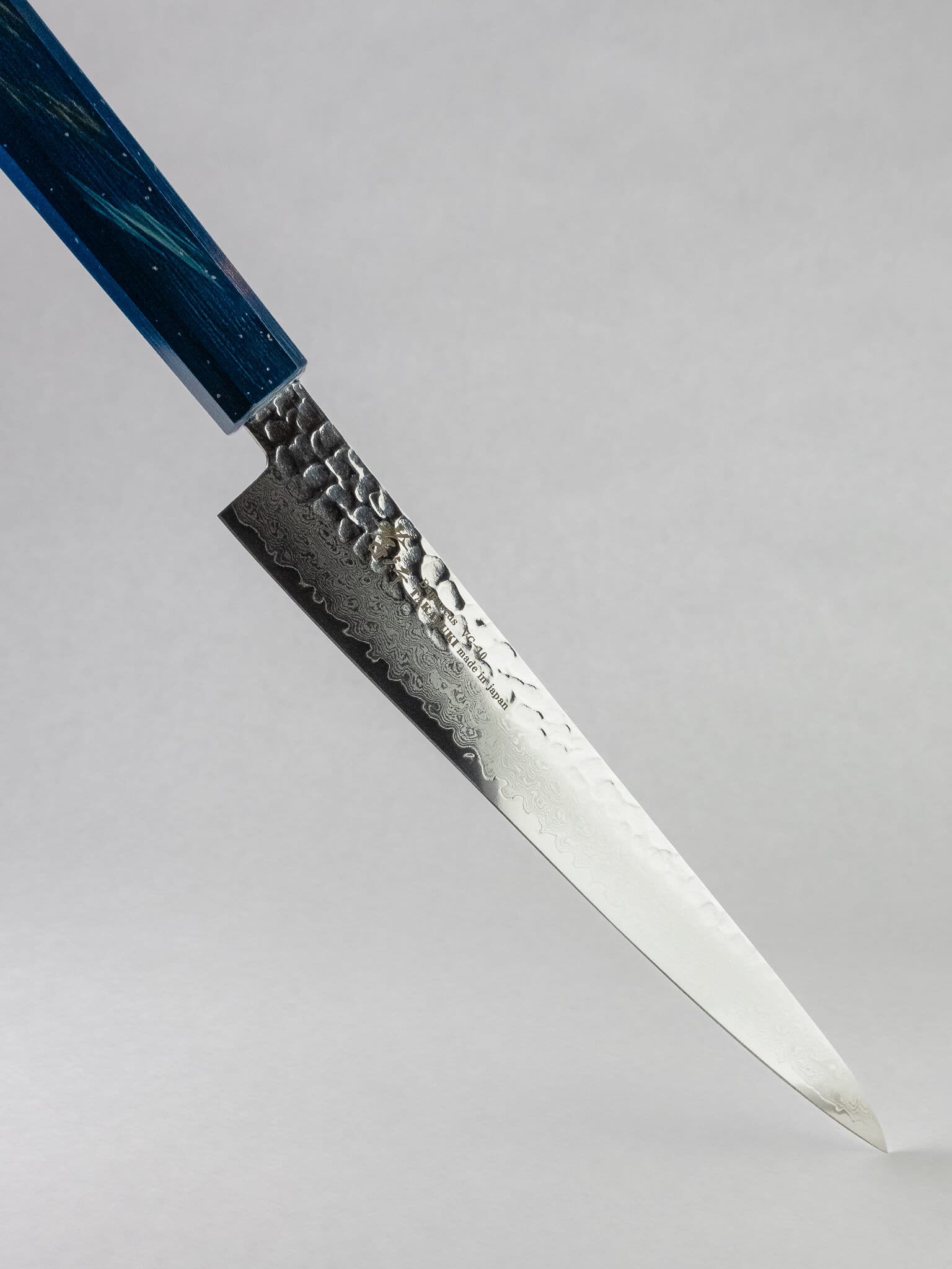 Tsuchime hammered Damascus cladding detail on blade