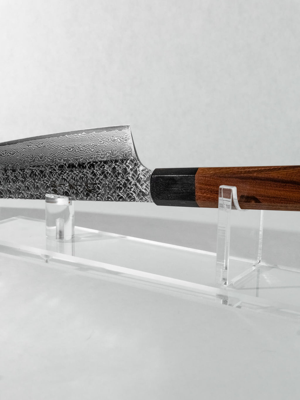 Comfortable grip and balance of octagonal rosewood handle