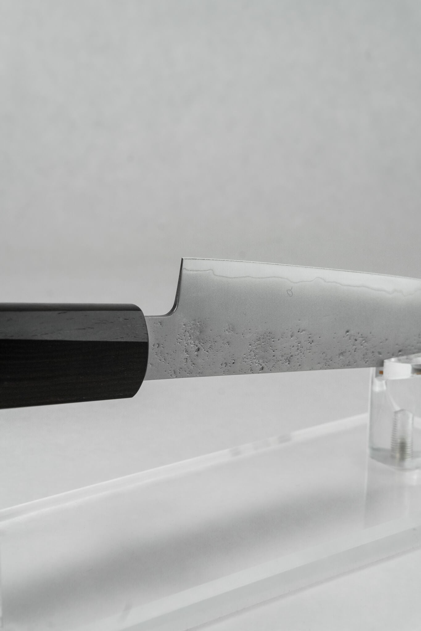 Polished VG-10 core steel contrasted against matte nashiji cladding.