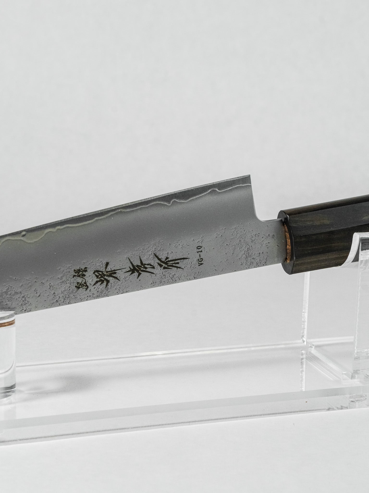 Polished VG-10 core steel contrasted with stainless nashiji cladding, showing a beautiful kasumi on the knife's edge.
