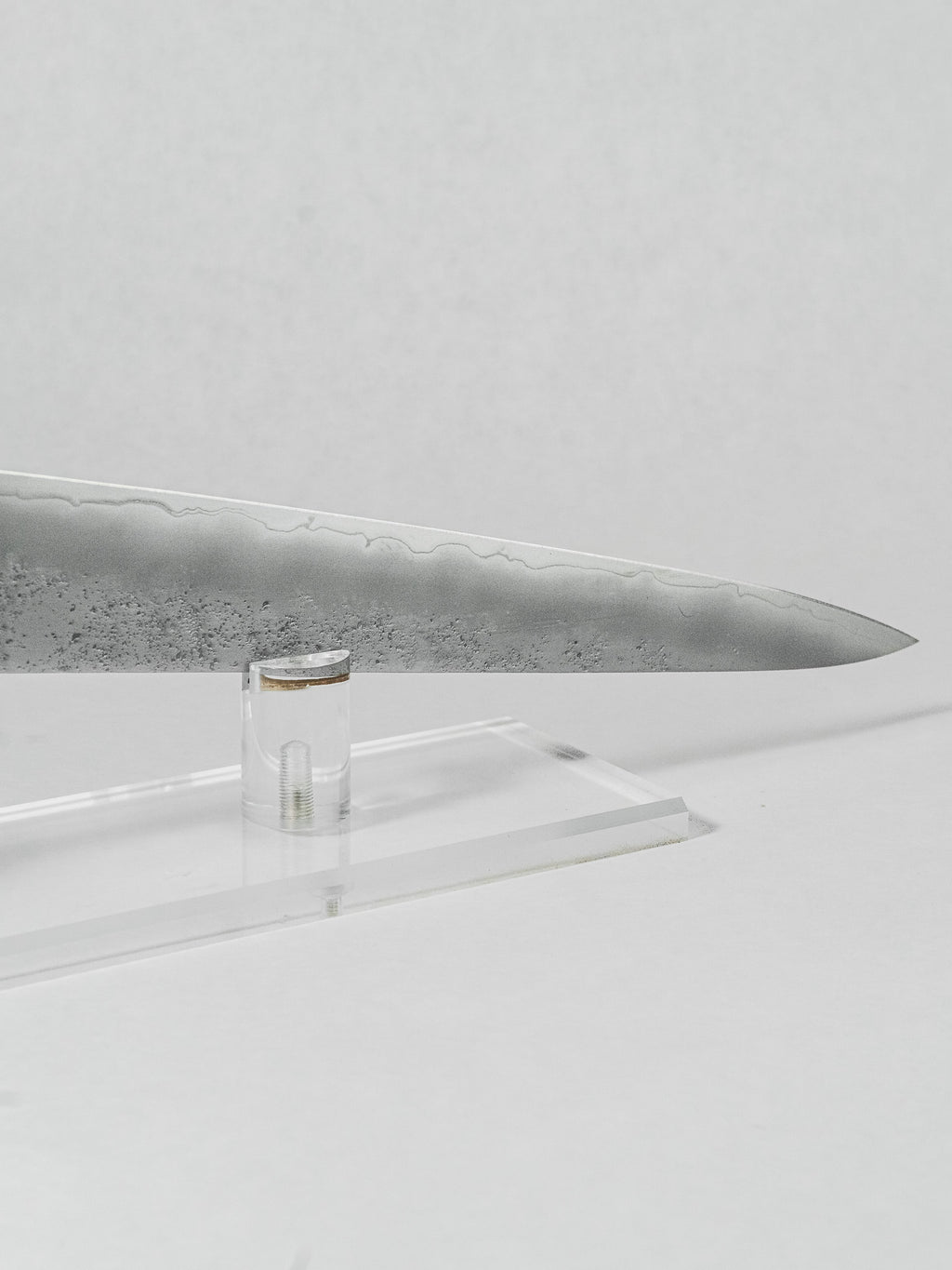 Polished VG-10 core steel contrasted with stainless nashiji cladding