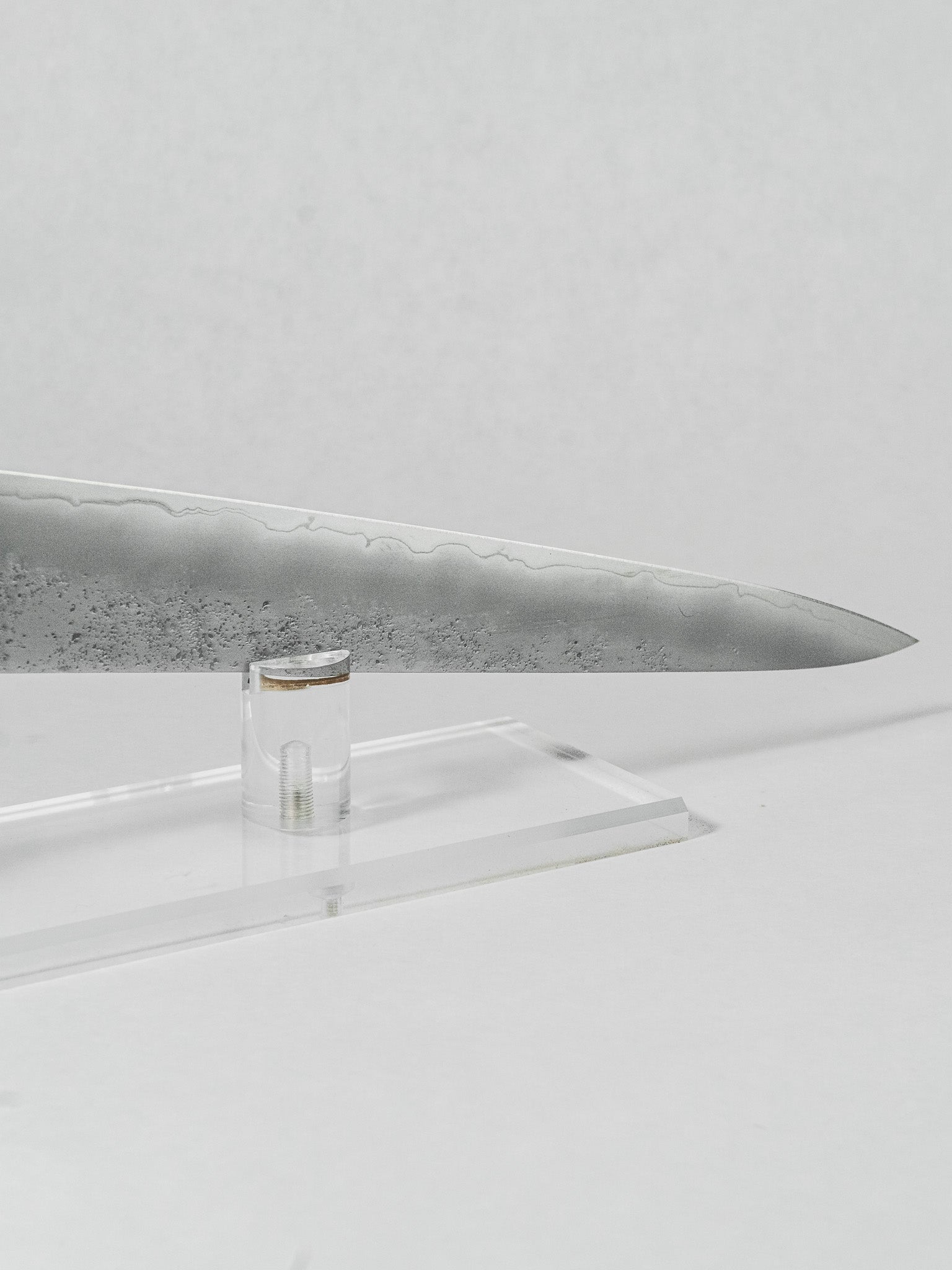 Polished VG-10 core steel contrasted with stainless nashiji cladding