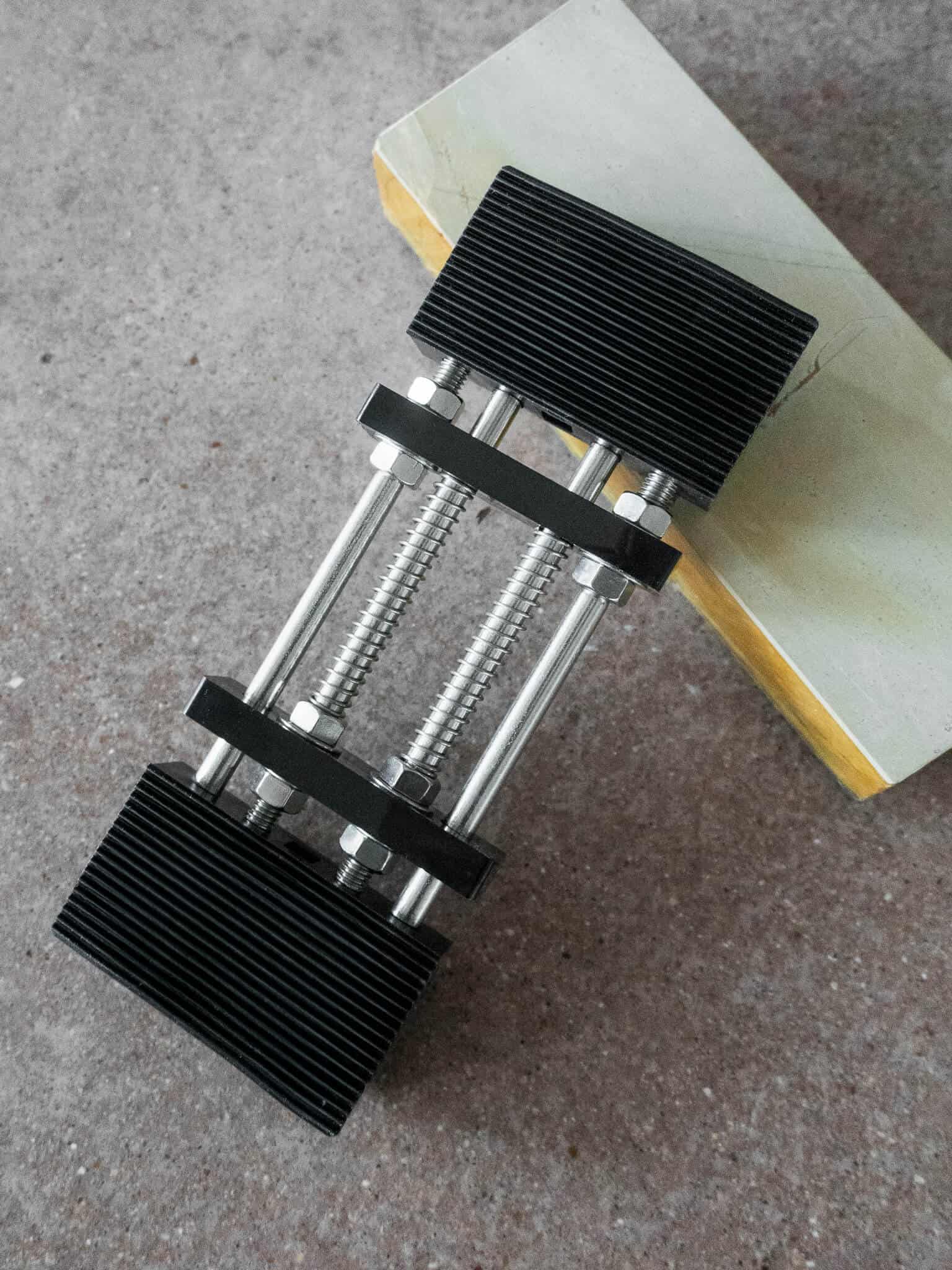 Top profile of adjustable sharpening stone holder